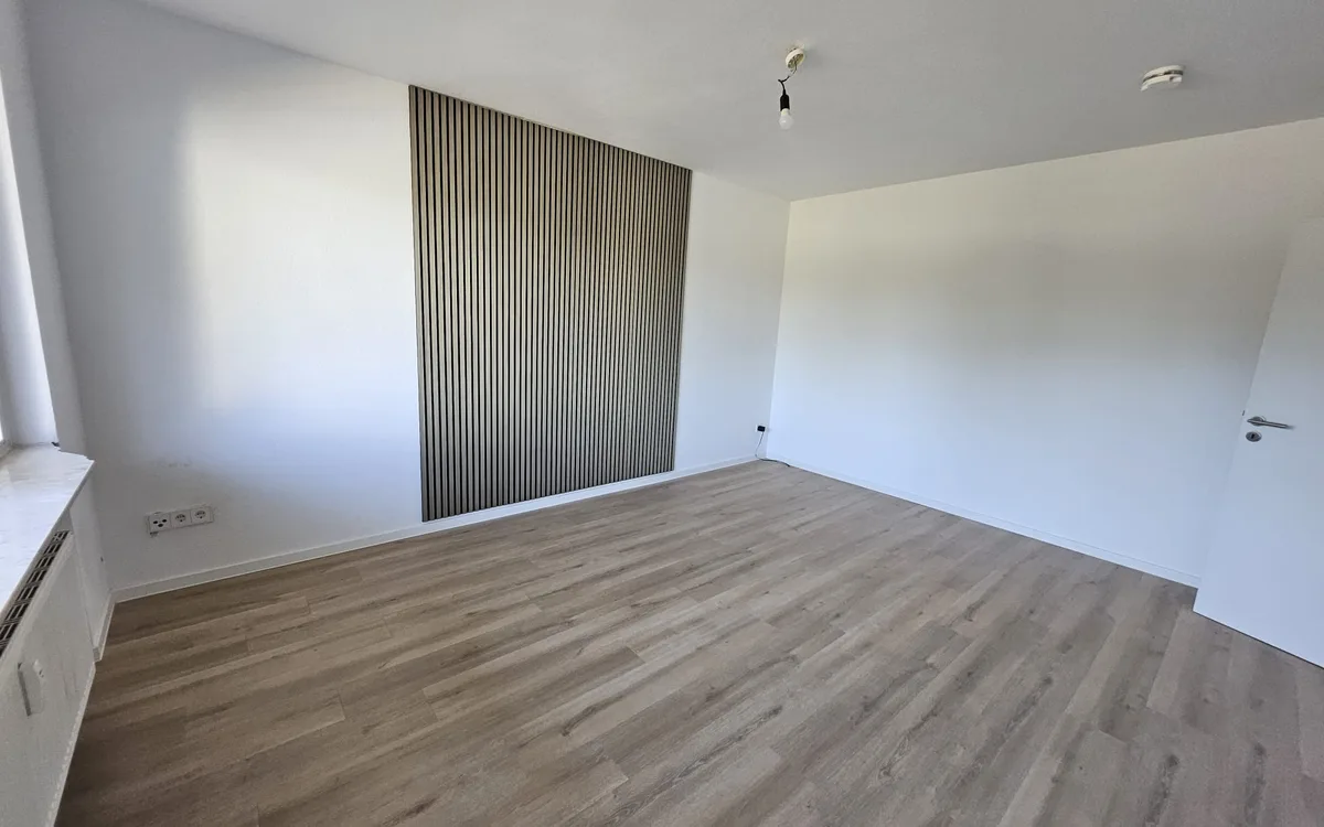 Sanierte 2-Zimmer-Wohnung mit Akustik-Holzwand in Hanau
